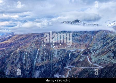 Vue depuis le col de Furka du paysage alpin du Valais et des Alpes bernoises un matin d'automne Banque D'Images