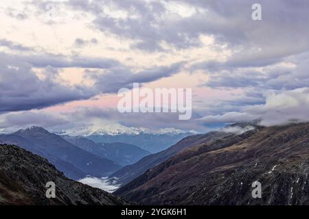 Vue depuis le col de Furka du paysage alpin du Valais et des Alpes bernoises un matin d'automne Banque D'Images