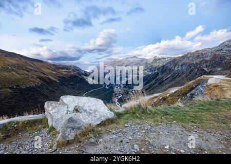 Vue depuis le col de Furka du paysage alpin du Valais et des Alpes bernoises un matin d'automne Banque D'Images