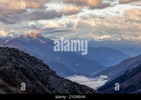 Vue depuis le col de Furka du paysage alpin du Valais et des Alpes bernoises un matin d'automne Banque D'Images