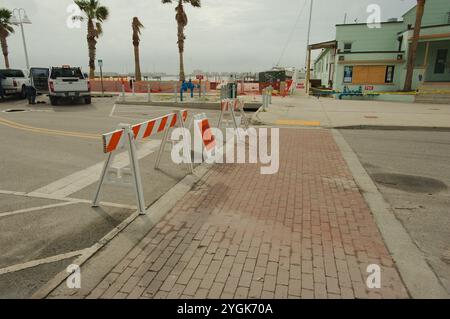 Utilisation éditoriale uniquement vue large 7 novembre 2024. Gulfport, Floride, États-Unis. Trottoir en briques et barricades oranges, bâtiment historique du casino Gulfport Banque D'Images