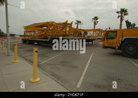 Usage éditorial exclusif, 7 novembre 2024. Gulfport, Floride, États-Unis. Des pièces de grue jaune tout-terrain d'Allegiance Crane & Equipment seront utilisées pour aider à la cueillette Banque D'Images