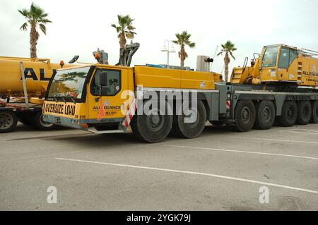 Usage éditorial exclusif, 7 novembre 2024. Gulfport, Floride, États-Unis. Des pièces de grue jaune tout-terrain d'Allegiance Crane & Equipment seront utilisées pour aider à la cueillette Banque D'Images