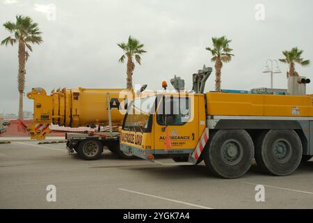 Usage éditorial exclusif, 7 novembre 2024. Gulfport, Floride, États-Unis. Des pièces de grue jaune tout-terrain d'Allegiance Crane & Equipment seront utilisées pour aider à la cueillette Banque D'Images