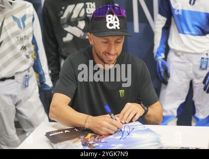 Antonio Cairoli, alias Tony, rencontre les fans et signe des autographes à l’EICMA, la 81e édition du salon de la moto. Banque D'Images