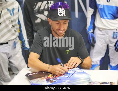 Antonio Cairoli, alias Tony, rencontre les fans et signe des autographes à l’EICMA, la 81e édition du salon de la moto. Banque D'Images