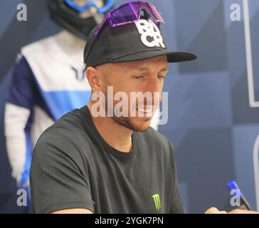 Antonio Cairoli, alias Tony, rencontre les fans et signe des autographes à l’EICMA, la 81e édition du salon de la moto. Banque D'Images