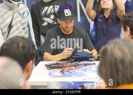 Antonio Cairoli, alias Tony, rencontre les fans et signe des autographes à l’EICMA, la 81e édition du salon de la moto. Banque D'Images