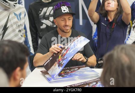 Antonio Cairoli, alias Tony, rencontre les fans et signe des autographes à l’EICMA, la 81e édition du salon de la moto. Banque D'Images