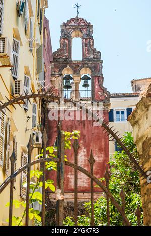 Corfou Grèce, vieille ville Kerkyra Palaio poli, près de la rue Arseniou, extérieur, vieille église grecque orthodoxe clocher clocher clocher, porte de fer barbelés s Banque D'Images