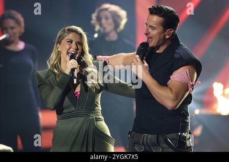 Duett - Moderatorin Beatrice Egli CHF und Saenger Andreas Gabalier - Aufzeichnung ARD Show Die Beatrice Egli Show im Studio Berlin Adlershof à Berlin - Sendétermin 31.10.2024 *** présentatrice en duo Beatrice Egli CHF et chanteur Andreas Gabalier enregistrement ARD Show The Beatrice Egli Show at Studio Berlin Adlershof à Berlin date de diffusion 31 10 2024 Banque D'Images