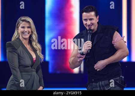 Moderatorin Beatrice Egli CHF und Saenger Andreas Gabalier - Aufzeichnung ARD Show Die Beatrice Egli Show im Studio Berlin Adlershof à Berlin - Sendétermin 31.10.2024 *** présentatrice Beatrice Egli CHF et chanteuse Andreas Gabalier enregistrement ARD Show The Beatrice Egli Show at Studio Berlin Adlershof à Berlin date de diffusion 31 10 2024 Banque D'Images