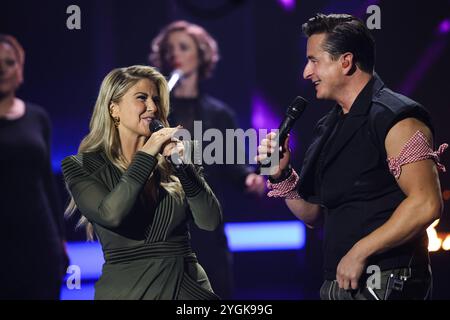 Duett - Moderatorin Beatrice Egli CHF und Saenger Andreas Gabalier - Aufzeichnung ARD Show Die Beatrice Egli Show im Studio Berlin Adlershof à Berlin - Sendétermin 31.10.2024 *** présentatrice en duo Beatrice Egli CHF et chanteur Andreas Gabalier enregistrement ARD Show The Beatrice Egli Show at Studio Berlin Adlershof à Berlin date de diffusion 31 10 2024 Banque D'Images