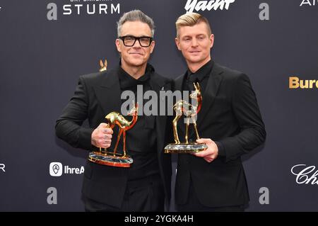 Robbie Williams und Toni Kroos BEI der 76. Bambi-Verleihung 2024 in den Bavaria Filmstudios. München, 07.11.2024 Banque D'Images