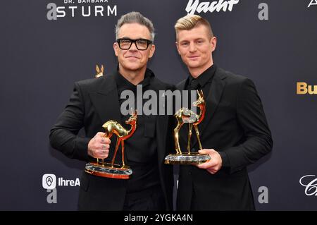 Robbie Williams und Toni Kroos BEI der 76. Bambi-Verleihung 2024 in den Bavaria Filmstudios. München, 07.11.2024 Banque D'Images