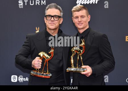 Robbie Williams und Toni Kroos BEI der 76. Bambi-Verleihung 2024 in den Bavaria Filmstudios. München, 07.11.2024 Banque D'Images
