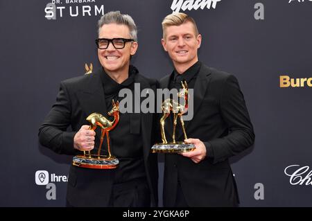 Robbie Williams und Toni Kroos BEI der 76. Bambi-Verleihung 2024 in den Bavaria Filmstudios. München, 07.11.2024 Banque D'Images