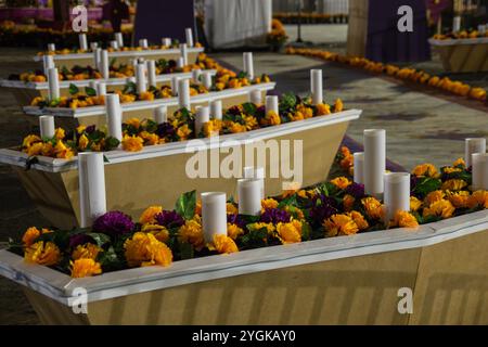 Jour de l'autel mort orné de soucis, de bougies et de nourriture, mis en place à la basilique notre-Dame de Guadalupe, pour la célébration Dia de Muertos Banque D'Images