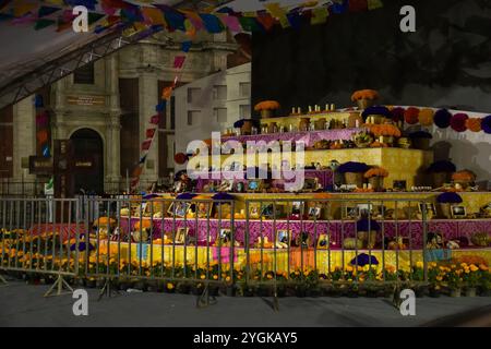 Jour de l'autel mort orné de soucis, de bougies et de nourriture, mis en place à la basilique notre-Dame de Guadalupe, pour la célébration Dia de Muertos Banque D'Images