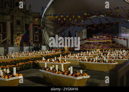 Jour de l'autel mort orné de soucis, de bougies et de nourriture, mis en place à la basilique notre-Dame de Guadalupe, pour la célébration Dia de Muertos Banque D'Images