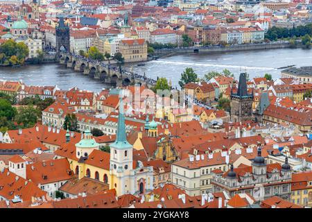 Vue sur le quartier Mala Strana de Prague vers le pont Charles enjambant la rivière Vltava et le quartier de la vieille ville, République tchèque Banque D'Images