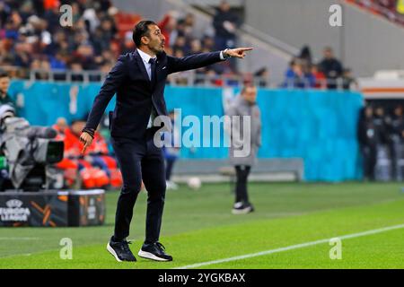 Bucarest, Roumanie. 7 novembre 2024. Elias Charalambous, entraîneur de la FCSB, fait un geste lors d'un match de l'UEFA Europa League entre la FCSB et Midtjylland à Bucarest, Roumanie, le 7 novembre 2024. Crédit : Cristian Cristel/Xinhua/Alamy Live News Banque D'Images