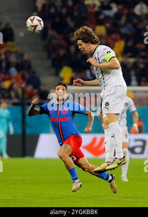 Bucarest, Roumanie. 7 novembre 2024. Alexandru Baluta (l) de la FCSB affronte Mads Bech de Midtjylland lors d'un match de l'UEFA Europa League entre la FCSB et Midtjylland à Bucarest, Roumanie, le 7 novembre 2024. Crédit : Cristian Cristel/Xinhua/Alamy Live News Banque D'Images