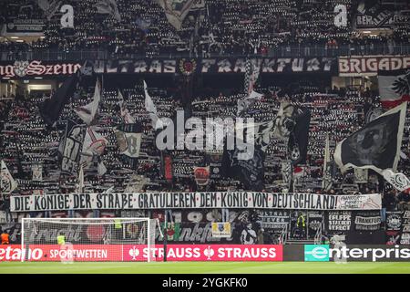 Francfort, Deutschland. 07 novembre 2024. UEFA Europa League - Eintracht Frankfurt - SK Slavia Prag am 07.11.2024 im Deutsche Bank Park in Frankfurt Die fans von Eintracht Frankfurt in der Nordwestkurve mit einem Spruchband/Banner/transparent für Christian Eckerlin Foto : osnapix crédit : dpa/Alamy Live News Banque D'Images