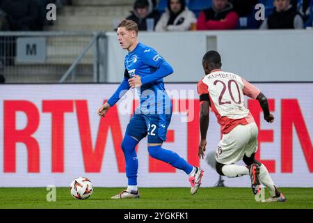 Sinsheim, Deutschland. 07 novembre 2024. v.Li. : Alexander Prass (Hoffenheim, 22 ans), Sael Kumbedi (OL, 20 ans), Zweikampf, Spielszene, Duell, duel, tackling, Dynamik, action, Aktion, 07.11.2024, Sinsheim (Allemagne), Fussball, UEFA Europa League, Gruppenphase, TSG 1899 Hoffenheim - Olympique Lyon, 07.11.2024, Sinsheim (Deutschland), Fussball, UEFA Europa League, GRUPPENPHASE, TSG 1899 HOFFENHEIM - OLYMPIQUE LYON, LA RÉGLEMENTATION DFB/DFL INTERDIT TOUTE UTILISATION DE PHOTOGRAPHIES COMME SÉQUENCES D'IMAGES ET/OU QUASI-VIDÉO. Crédit : dpa/Alamy Live News Banque D'Images