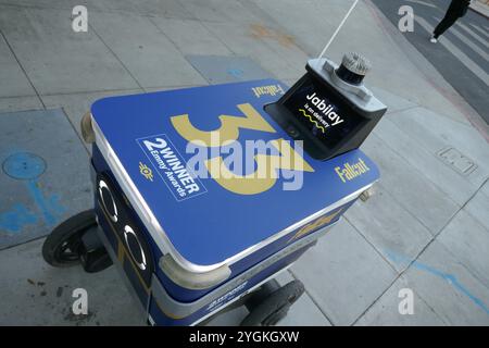 Los Angeles, Californie, USA 7 novembre 2024 Jabilay Fallout Delivery robot le 18 septembre 2024 à Los Angeles, Californie, USA. Photo de Barry King/Alamy Stock photo Banque D'Images