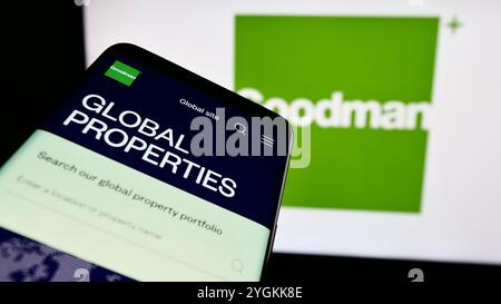 Allemagne. 19 juillet 2024. Dans cette illustration photo, un téléphone portable avec le site Web (focus sélectif) de la société immobilière australienne Goodman Group est vu devant le logo de l'entreprise. Crédit : SOPA images Limited/Alamy Live News Banque D'Images