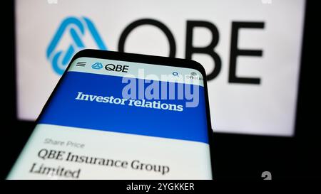 Allemagne. 25 juillet 2024. Dans cette illustration photo, un téléphone portable avec le site Web (focus sélectif) de la société australienne QBE Insurance Group Limited est vu devant le logo de l'entreprise. (Photo timon Schneider/SOPA images/SIPA USA) *** strictement à des fins éditoriales *** crédit : SIPA USA/Alamy Live News Banque D'Images