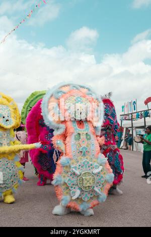 Défilé mardi gras Indians au New Orleans Jazz and Heritage Festival 2024. Banque D'Images