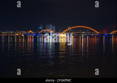 Panorama du pont Dragon ou du pont Cau Rong sur la rivière Han à Da Nang au Vietnam la nuit avec un contre-jour doré Banque D'Images