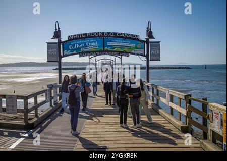 Photo de personnes visitant la jetée en bois White Rock de 470 mètres, construite à l'origine en 1914 et la plus longue jetée du Canada. Banque D'Images