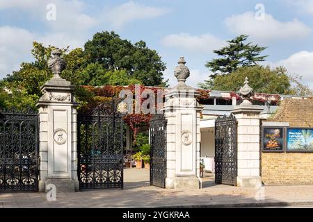 LONDRES, Royaume-Uni - 18 SEPTEMBRE 2024 : vue de l'entrée Victoria Gate des jardins botaniques royaux de Kew Banque D'Images