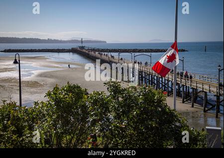 Photo du drapeau canadien et de la jetée en bois White Rock de 470 mètres, construite à l'origine en 1914 et la plus longue jetée du Canada. Banque D'Images