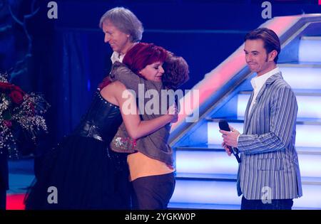 Uli Ferber, Saengerin Andrea Berg, Mutter Helga Berg,Moderator Florian Silbereisen v.Li.,GER - ARD Liveshow Das Winterfest der fliegenden Stars 2012 aus der Erdgas Arena Riesa *** Uli Ferber, chanteur Andrea Berg, mère Helga Berg, présentateur Florian Silbereisen de gauche ,GER ARD Liveshow Das Winterfest der fliegenden Stars 2012 de Erdesa Arena Ridesa Banque D'Images