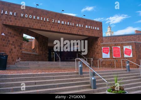 L'entrée principale, brique brune et marches menant à l'intérieur. Au Zimmerli Art Museum de l'Université Rutgers dans le New Jersey. Banque D'Images