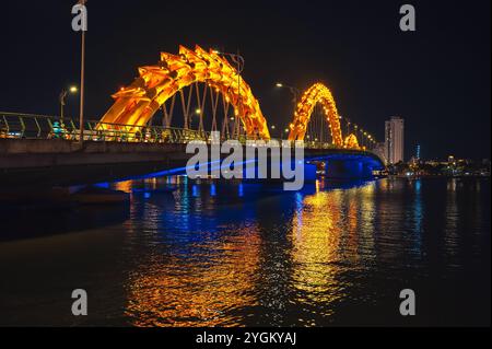 Dragon Bridge sur la rivière Han est un monument célèbre à Da Nang au Vietnam la nuit avec un illuminé doré Banque D'Images