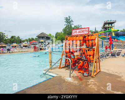 Old Forge, New York - 25 juin 2024 : vue rapprochée de Life Jackets Rack au Water Safari Park. Banque D'Images