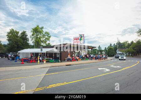 Old Forge, New York - 4 juillet 2024 : Wide View of Piped Piper Ice Cream Shop situé à NY-28, est un endroit bien-aimé connu pour sa délicieuse sélection Banque D'Images