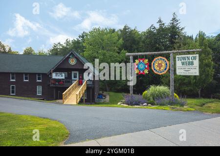 Old Forge, New York - 4 juillet 2024 : vue rapprochée de la ville de Webb court House dans le comté de Herkimer avec le logo de la Légion américaine sur le bâtiment. Banque D'Images