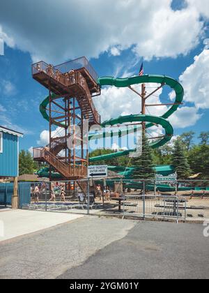 Old Forge, New York - 4 juillet 2024 : vue ultra-large du « Shadow Ride » qui est la plus haute attraction du parc de safari aquatique Banque D'Images