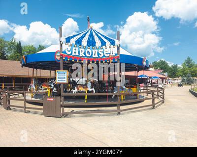 Old Forge, New York - 4 juillet 2024 : vue panoramique sur le carrousel à l'intérieur du parc à thème Water Safari Banque D'Images