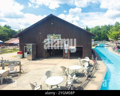 Old Forge, New York - 4 juillet 2024 : vue panoramique sur le Whistle Punk Cafe surplombant la Lazy River, offre un assortiment de Food of Water Safari Park. Banque D'Images