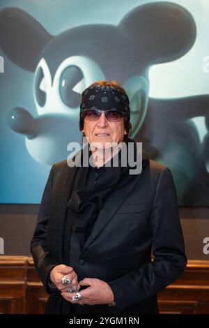 Soirée de charité avec vente aux enchères en faveur de Volkshilfe à l'occasion du 75e anniversaire de Michael Häupt Président de Volkshilfe au Palais Szechenyi Rahimi à Vienne, le 7 novembre 2024. Gottfried HELNWEIN (Portrait) - 20241107 PD15705 crédit : APA-PictureDesk/Alamy Live News Banque D'Images