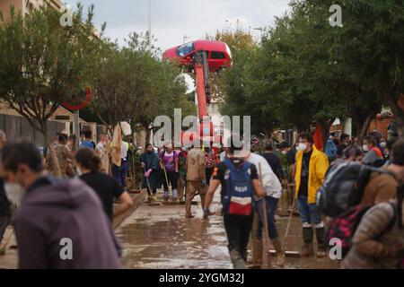 Paiporta, Valence. 08 novembre 2024. 7 novembre 2024, Paiporta, Valencia, España : Paiporta, jour 9 suite aux inondations à Valence, les travaux de nettoyage se poursuivent, affectés par de graves inondations. L'armée espagnole, les pompiers, les volontaires de nombreuses régions d'Espagne et les voisins aident à nettoyer les rues de boue, de maisons. Crédit : CORDON PRESS/Alamy Live News Banque D'Images