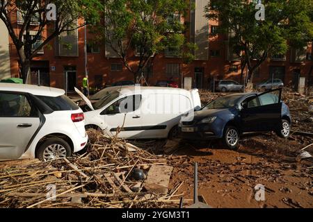 Paiporta, Valence. 08 novembre 2024. 7 novembre 2024, Paiporta, Valencia, España : Paiporta, jour 9 suite aux inondations à Valence, les travaux de nettoyage se poursuivent, affectés par de graves inondations. L'armée espagnole, les pompiers, les volontaires de nombreuses régions d'Espagne et les voisins aident à nettoyer les rues de boue, de maisons. Crédit : CORDON PRESS/Alamy Live News Banque D'Images