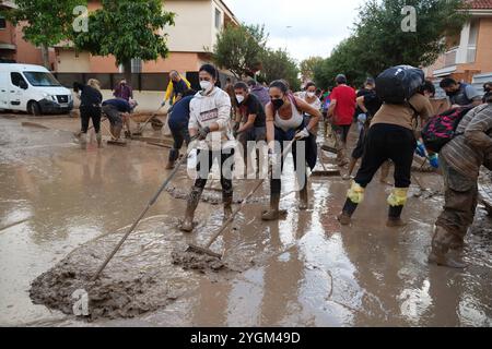 Paiporta, Valence. 08 novembre 2024. 7 novembre 2024, Paiporta, Valencia, España : Paiporta, jour 9 suite aux inondations à Valence, les travaux de nettoyage se poursuivent, affectés par de graves inondations. L'armée espagnole, les pompiers, les volontaires de nombreuses régions d'Espagne et les voisins aident à nettoyer les rues de boue, de maisons. Crédit : CORDON PRESS/Alamy Live News Banque D'Images